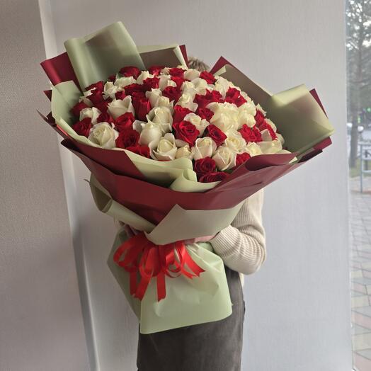 Монобукет из 101 красной и белой розы 🌹