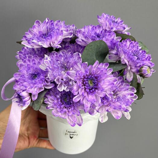 Композиция в шляпной коробке из хризантемы и эвкалипта 🌸