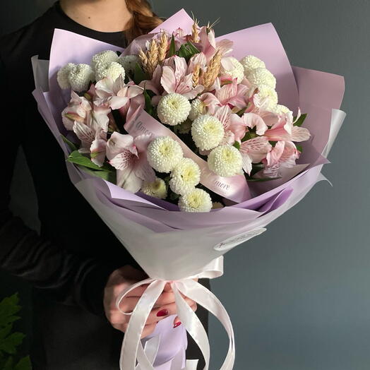 Букет с розовыми альстромериями и хризантемой