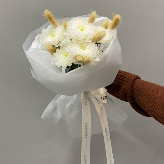 Букет комплимент из хризантемы кустовой с лагурусом