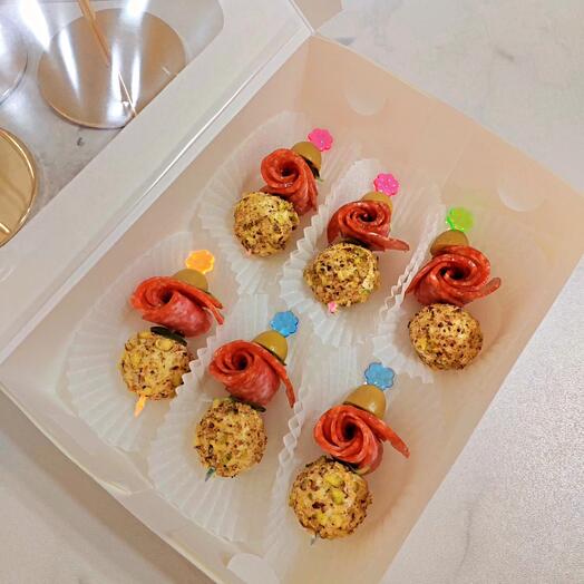 Сырное канапе в ореховой панировке с салями и оливками на шпажках 6 шт