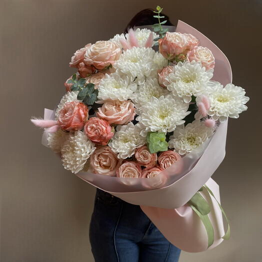 Букет «Для самой нежной» из кустовых пионовидных роз и хризантем 🌸