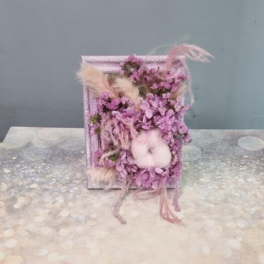 Композиция в рамке из гортензии, хлопка и статицы