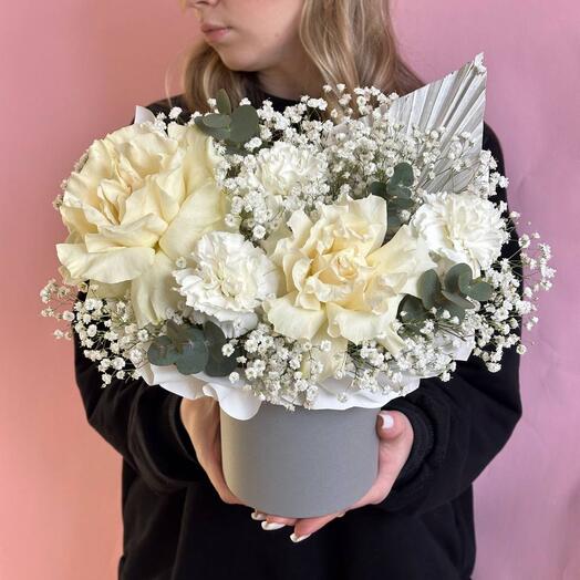 Композиция в шляпной коробке с розами и гипсофилой