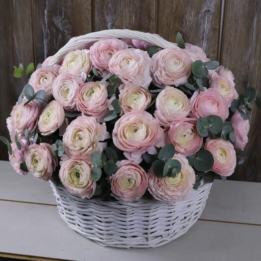 Корзина из 51 ранункулюса