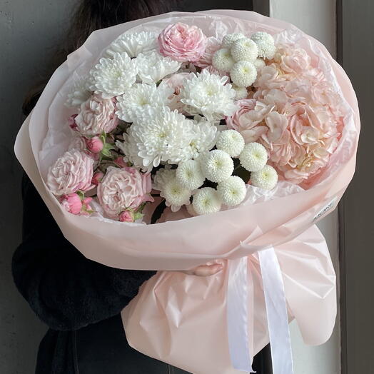Букет из роз, гортензии и хризантемы