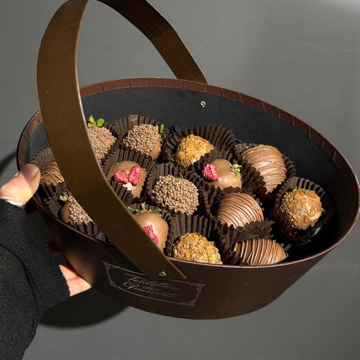 Клубника в шоколаде в лукошке