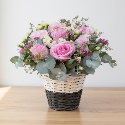 Cesta Floral Dulce Carino con Rosas Rosadas y Eucalipto