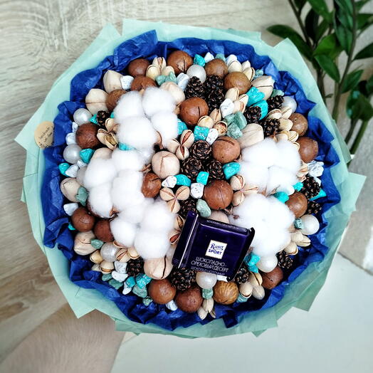 Яркий ореховый букет с хлопком, шоколадными камушками и Ritter mini (M)