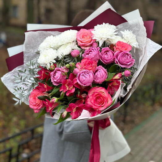 Ramo de autor "Agracejo" con rosas en forma de peonía y alstroemeria