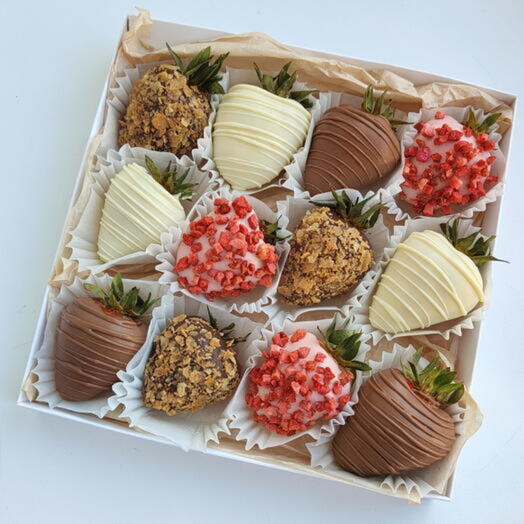 Набор из 12 клубник в шоколаде с бельгийской вафлей и ягодами 🍓🍫