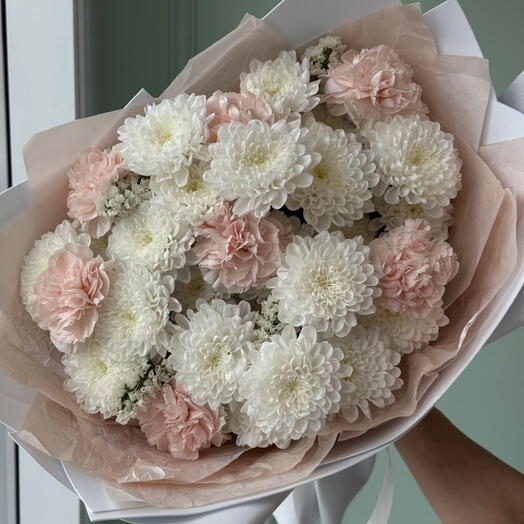 Букет из хризантем и диантусов