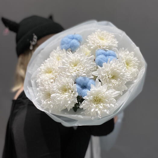 Букет-комплимент с кустовой хризантемой «Балтика» и голубым хлопком