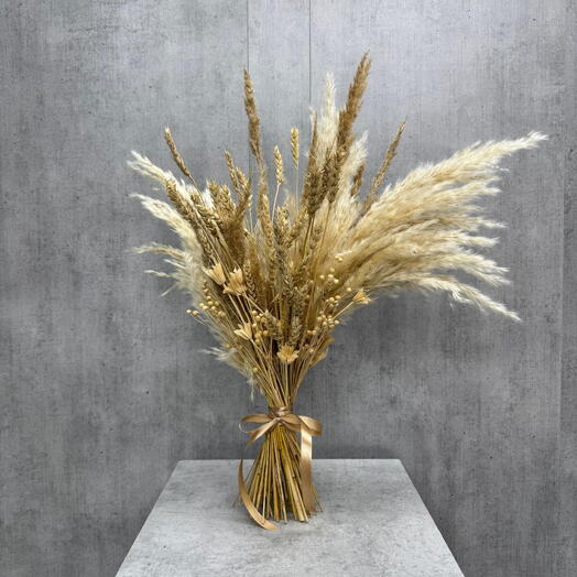 Букет из сухоцветов с кортадерией и пшеницей