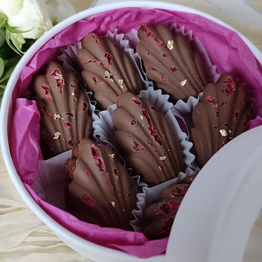 Печенье "Мадлен" в шоколаде на  День Рождение