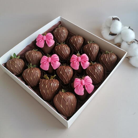 Набор из клубники в шоколаде «Бантики» 🎀