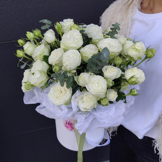 Моно коробка с кустовыми пионовидными розами и эвкалиптом