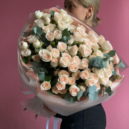 Большой букет из 25 веток кустовой Пионовидной розы