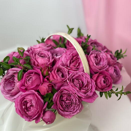 Корзина с пионовидными розами