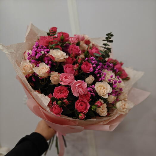 Нежный букет кустовых роз