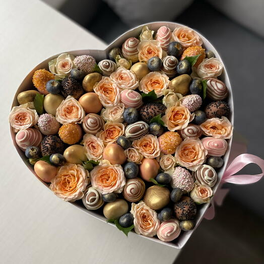 Коробка сердце с клубникой в шоколаде и кустовой розой