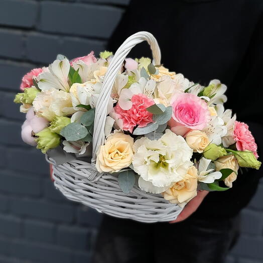 Нежная цветочная композиция в корзине