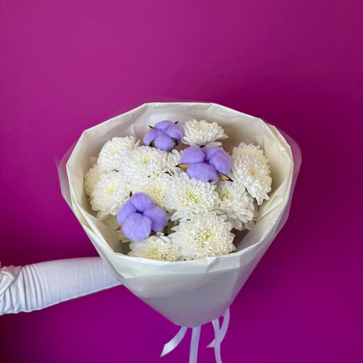 Букет из хризантемы и хлопком фиолетовым