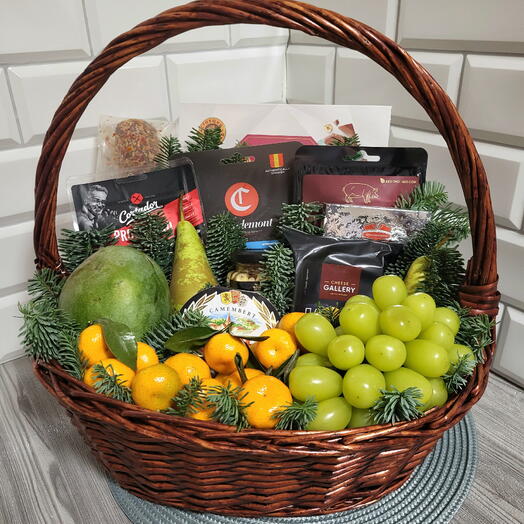 Премиум  корзина с мясными деликатесами, сырами и фруктами.  Новогодняя