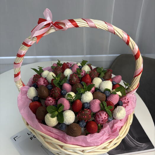 Корзина с клубникой