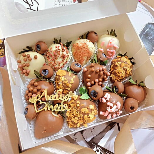 Клубника в бельгийском шоколаде с голубикой с топпером ЛЮБЛЮ ТЕБЯ ️♥️