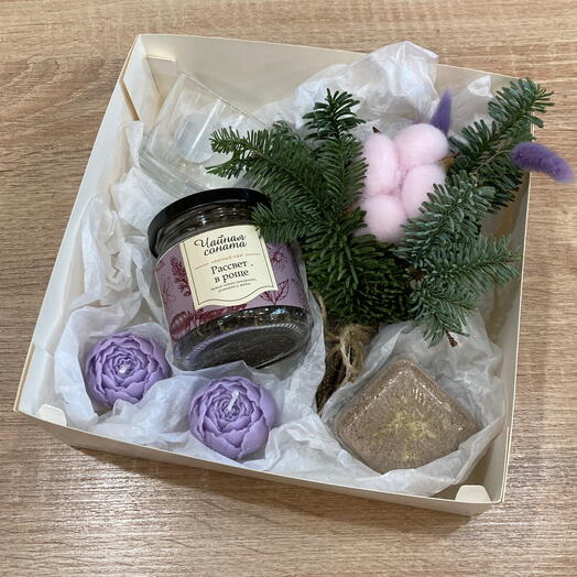 Новогодний подарочный набор с чаем и букетиком из датской ели
