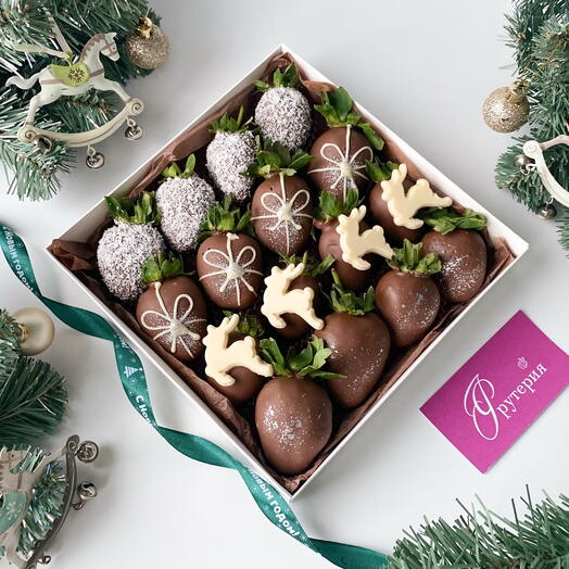 Клубника в шоколаде «Все по-новогоднему» с оленями на Новый год (16-20 ягод)