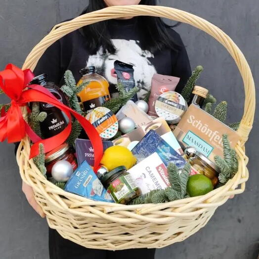 Подарочная корзина с благородными сырами, колбасами, оливками, томатами, соками, каперсами и цитрусовыми