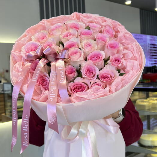 Розовые розы