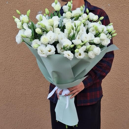 Букет из белых лизиантусов