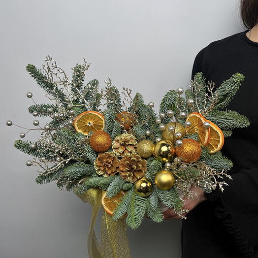 Композиция хвойная в золотых тонах