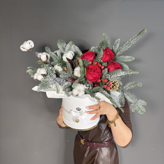 Зимняя композиция с пионовидным пионовидными розами, хлопком, живой хвоей и ягодками
