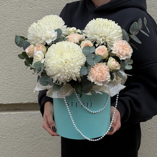 Композиция из кустовых роз и хризантем