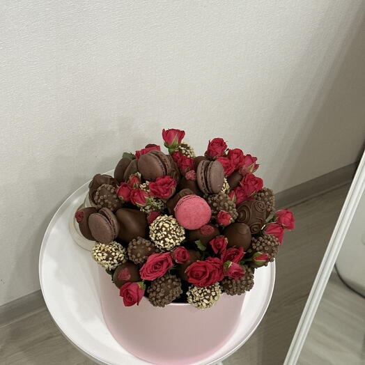 Клубника в шоколаде с макаронс и цветами
