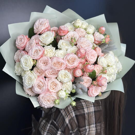 Моно букет из нежных кустовых роз 💗