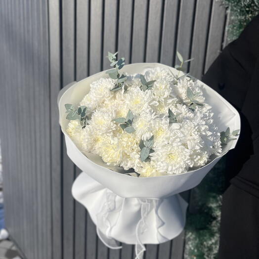 Нежность, большой букет басенок из кустовой хризантемы и диантусов