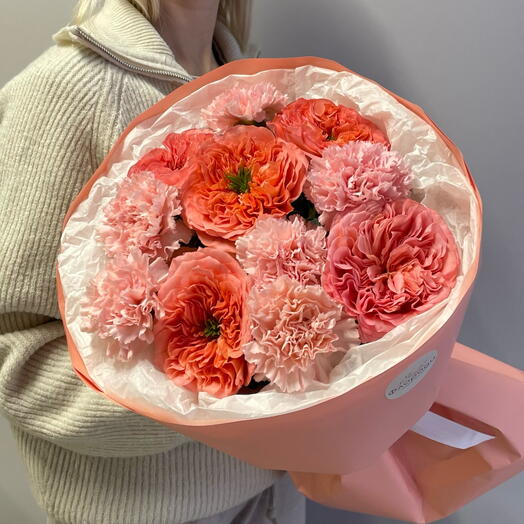 «Влюбленность» Пионовидные розы и диантусы