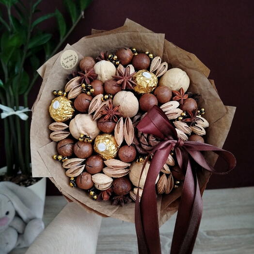 Стильный букет из орехов с конфетами Ferrero Rocher, кедровой шишкой и бантом (S)