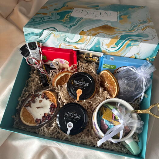 Подарочный набор со свечой в кокосе, кружкой, чаем, мёдом, шоколадом и конфетами