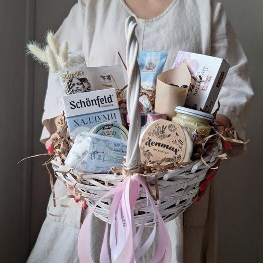 Нежная розово-голубая корзина. Сыр, риет, голубика, шоколад, колбаса, паштет, конфеты и паста из артишоков