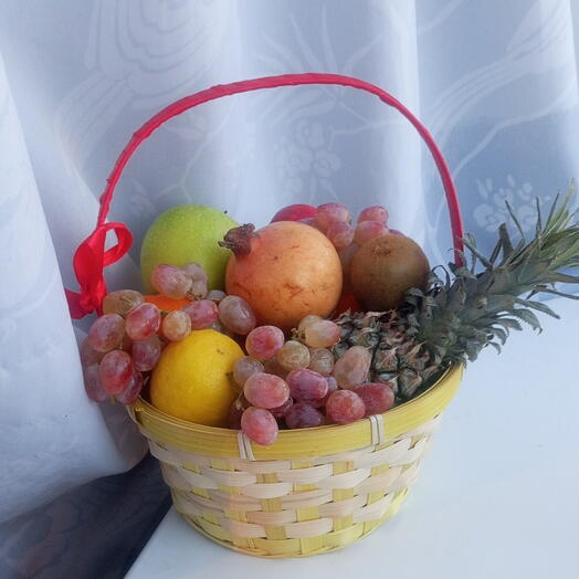 Корзина с фруктами и ананасом