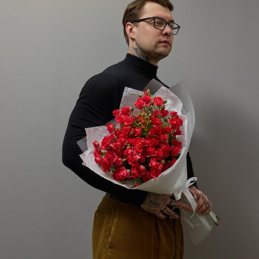 Стильный букет из 9 вишневых кустовых роз Черри Хеопс
