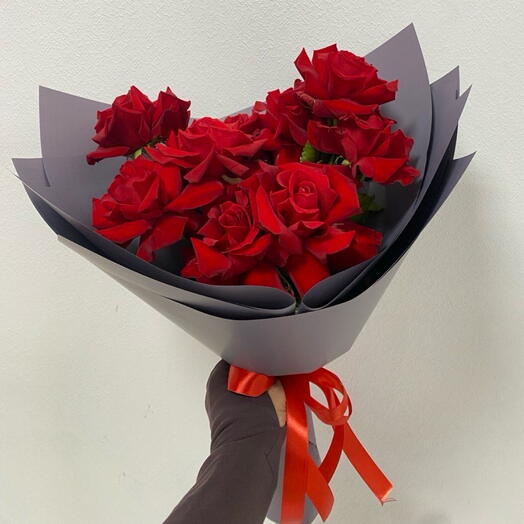 Алые французские розы в элегантном букете, 9 штук