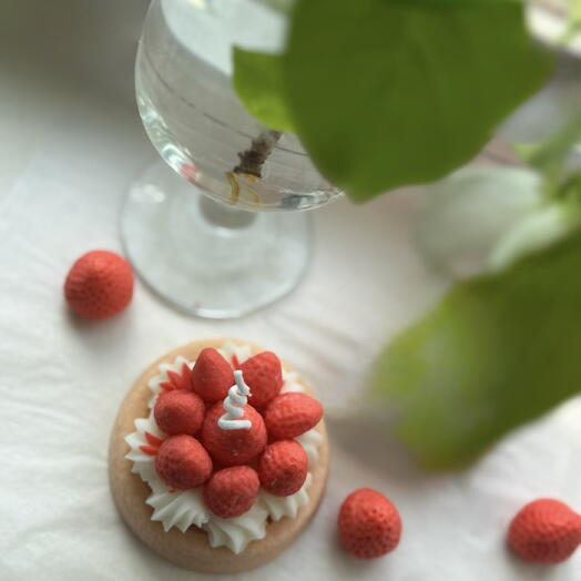 Свеча в виде «клубничного пирожного»