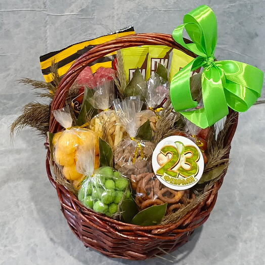 Корзина мужская с колбасками и снеками на 23 февраля